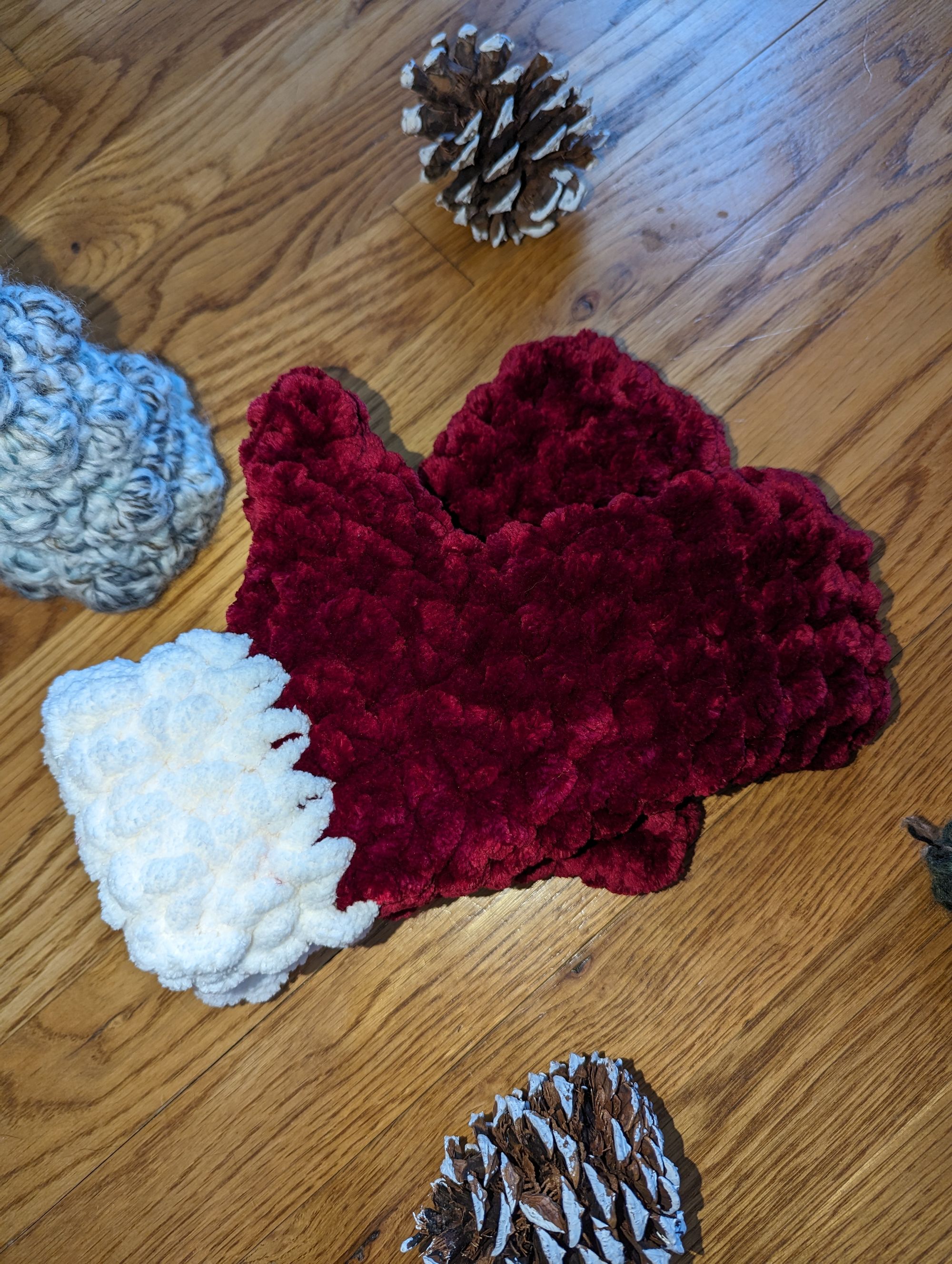 Free Pattern: Easy Velvety Soft Santa Mittens